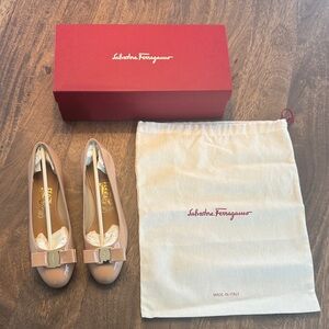 Salvatore Ferragamo Beige Patent Leather Flats VARA S6